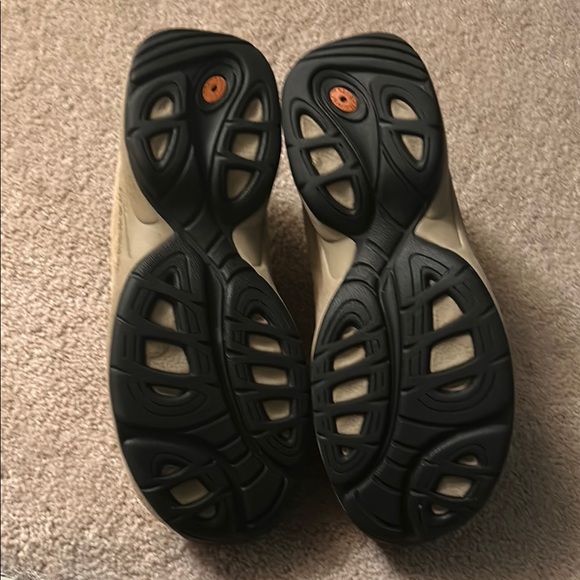 Merrell Encore Tan Suede Clogs - Picture 3 of 3